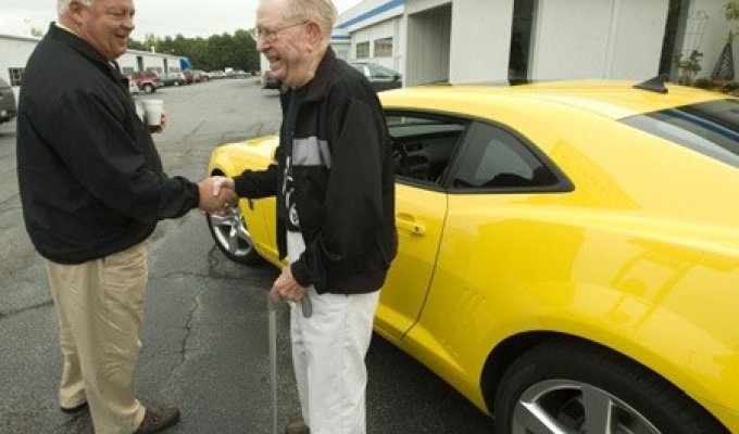 101-летний дедушка купил мечту - Chevrolet Camaro (2 фото)