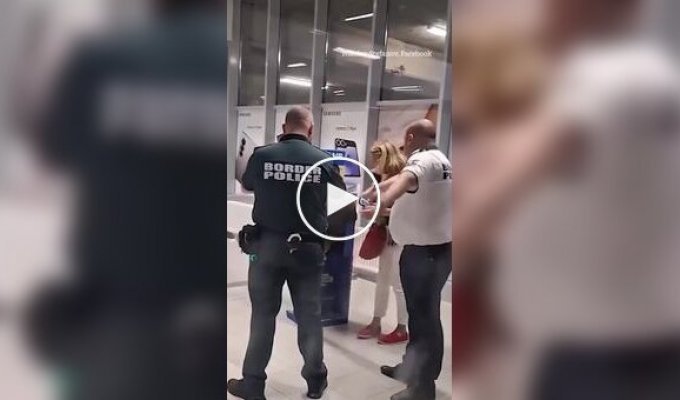 Airline refused to fly a woman who cried and knelt knees, negative, passenger, flight, carry-on baggage