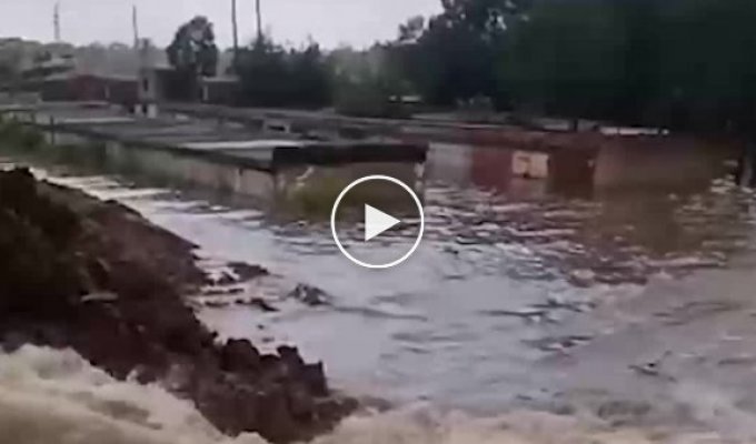 В России прорвало дамбу, защищающую город от наводнения