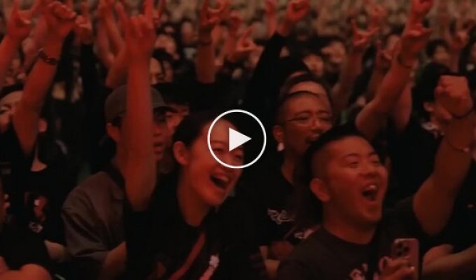 Буддийский монах на концерте металлистов