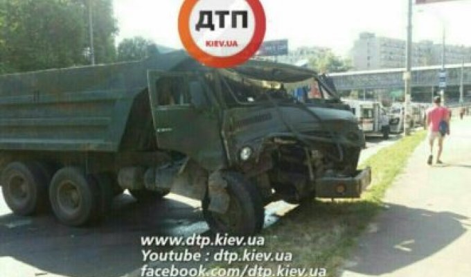 В Киеве грузовик при ДТП отбросил маршрутку на 30 метров