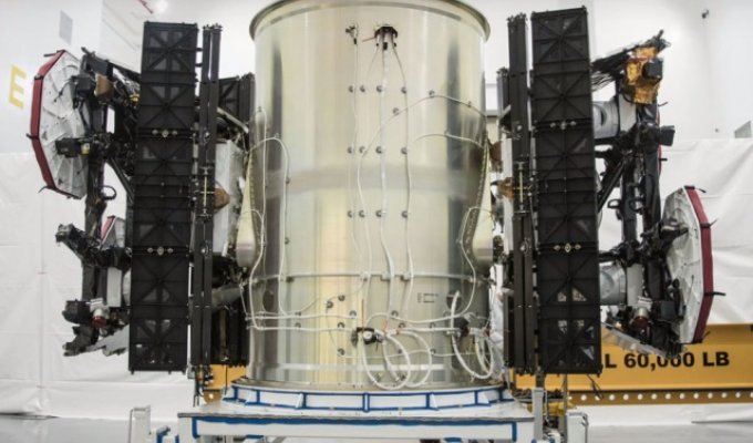 Илон Маск опубликовал снимки обтекателя Falcon, в котором находятся 60 спутников Starlink (3 фото)