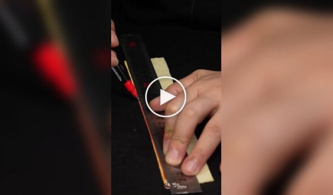 Китайский мастер работает над золотым браслетом