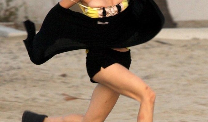 Звезда нового сериала "90210" АннаЛинн МакКорд во время съемок показала грудь (8 Фото)