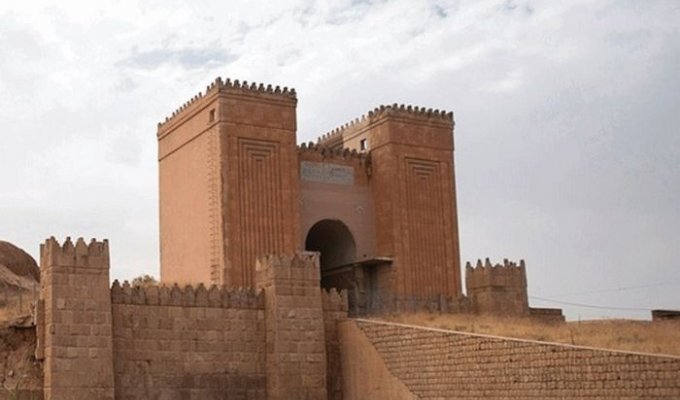 В Ираке боевики ИГИЛ взорвали древний храм «Ворота Бога» (2 фото)