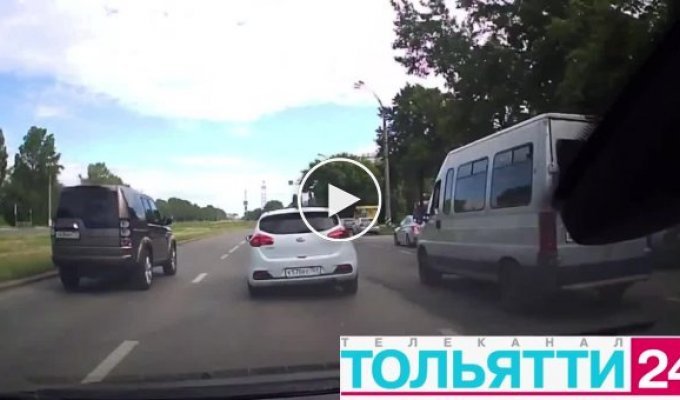 «Шашечник» из Тольятти улетел в припаркованные машины