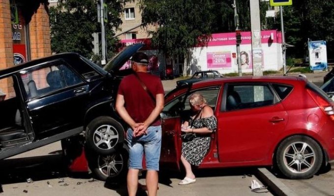 "Ну-ка подвинься!": жесткая парковка от автоледи из Смоленска (фото + видео)