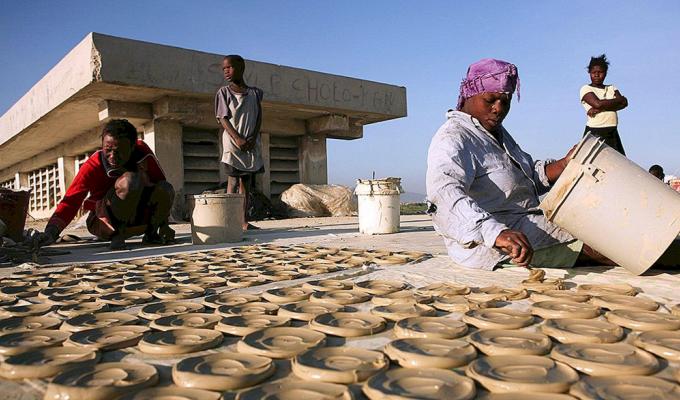 Гаитяне — люди, которые едят глину: как готовят съедобные лепешки из грязи (5 фото)