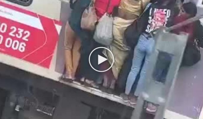 Пассажирки поезда в Мумбаи вызвали к себе немало сочувствия