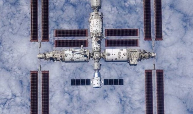 Tiangong Orbital Station (3 photos)