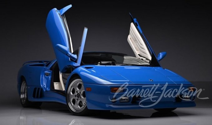 Donald Trump's Lamborghini Diablo VT was put up for sale with low mileage (28 photos)