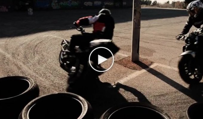 Замедленное видео с дрифтом на мотоцикле в хорошем качестве