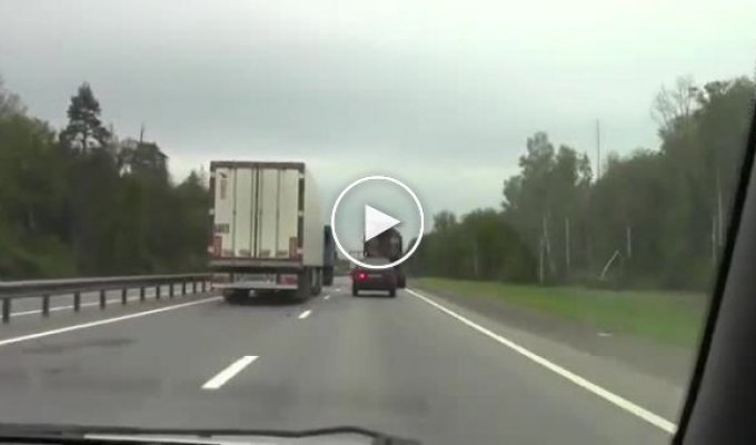 Крутой грузовик на трассе
