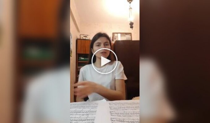 Вокальное занятие с неожиданными спецэффектами