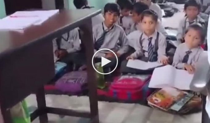В Индии учительница заставила бить школьников своего одноклассника из-за математической ошибки
