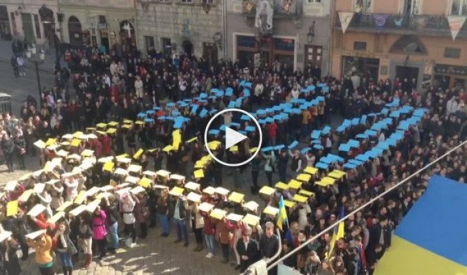 Гимн Украины во Львове (майдан)