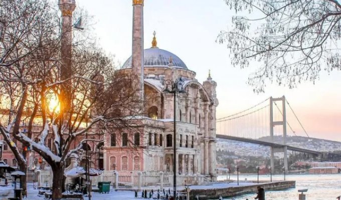 A Powerful Snowstorm Hits Istanbul (3 photos + 3 videos)