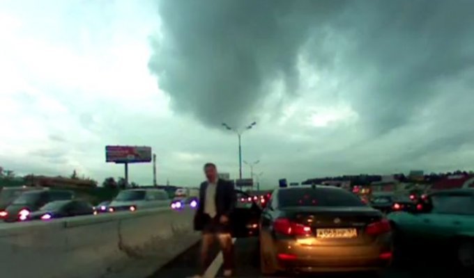 Водитель чиновника напал на автомобилиста (3 видео)