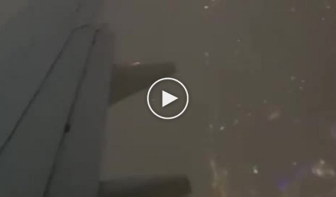 Пассажирка запечатлела момент попадания молнии в самолет