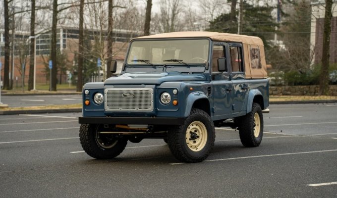 A very expensive restmod of an old Land Rover Defender (29 photos)