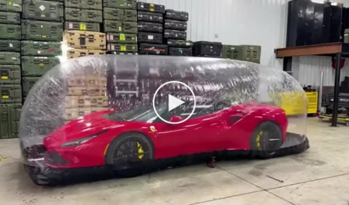 Ferrari в опасности: испытание надувного гаража на прочность