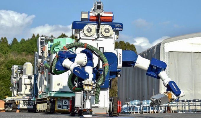 Робототехника на аварийной площадке Фукусимской АЭС (20 фото + 9 видео)