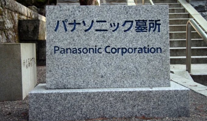 Who is buried in graves with the inscription Panasonic and Nissan (4 photos)