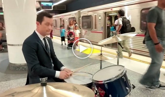 Джозеф Гордон-Левитт зажег на барабанах в метро  