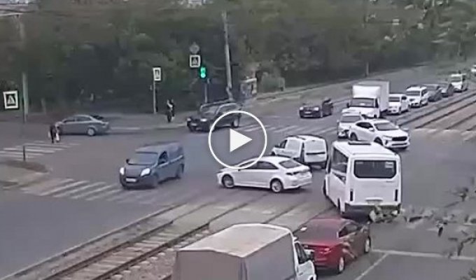 The woman miraculously did not fall under the wheels of a car
