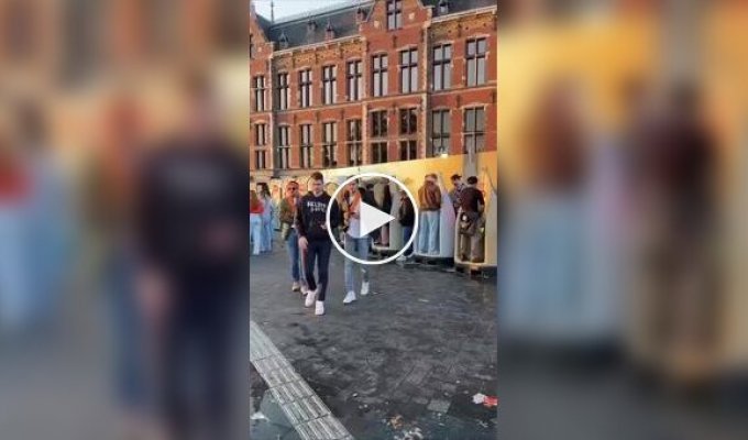 В Амстердаме на центральном вокзале установили открытые туалеты для мужчин
