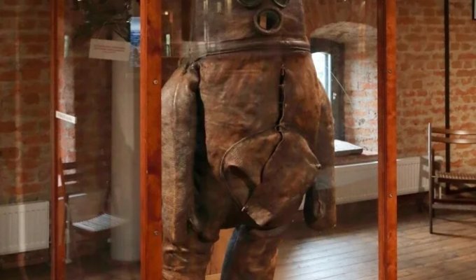 "The Old Gentleman" in Leather and Pitch (1 Photo)
