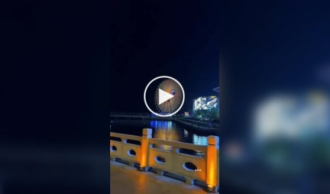 Улыбающееся колесо обозрения в Китае