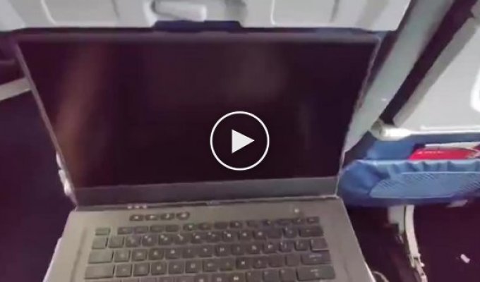 Не кладите ноутбук на столик в самолете