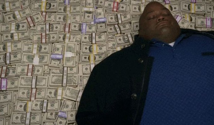 Полиция США обнаружила 20 миллионов долларов, спрятанных в кровати (фото)