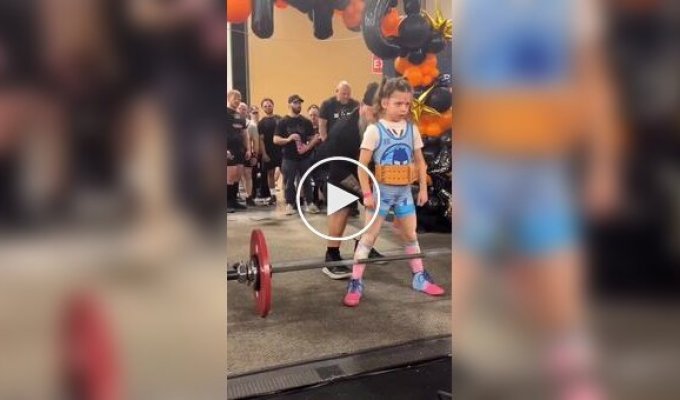 9-летняя девочка установила рекорд, подняв штангу в три раза тяжелее себя