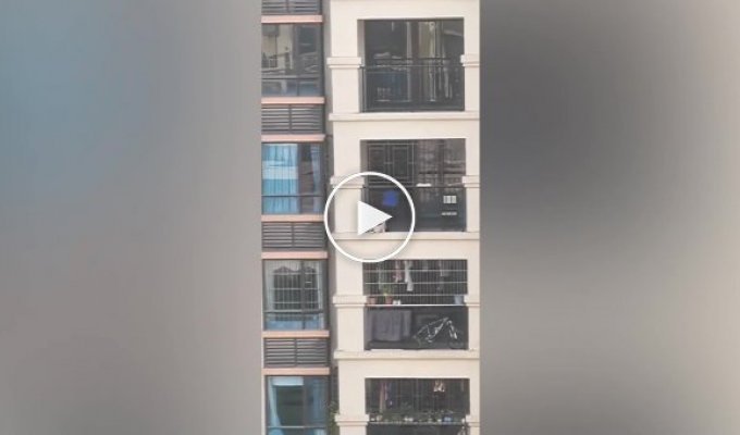 Мужчина спас ребенка, который чуть не упал с балкона многоэтажки