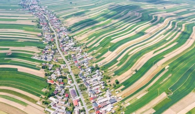 A remote village where all 6,000 residents, for some strange reason, live on the same street (2 photos + 1 video)