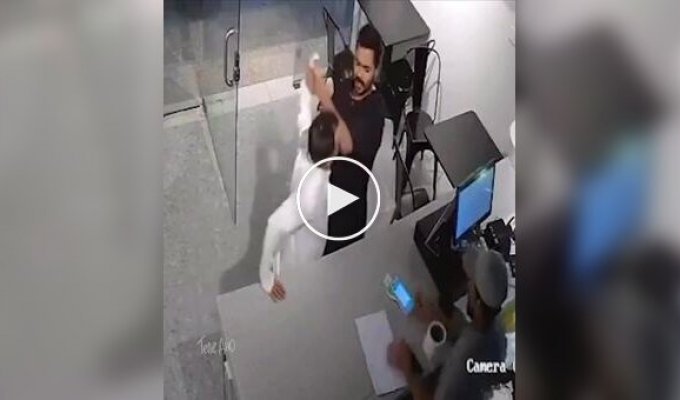 В Саудовской Аравии друзья устроили настоящую борьбу в ресторане за право оплатить счет