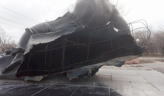 Двое мужчин в Волгограде отпилили от памятника часть на металлолом (3 фото)