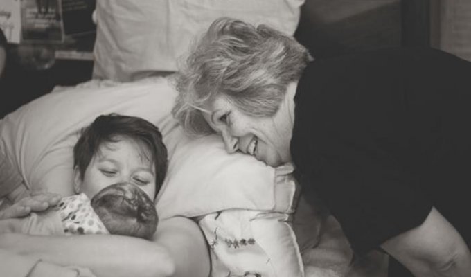 Трогательные снимки о том, как мамы помогают своим доченькам родить (20 фото)