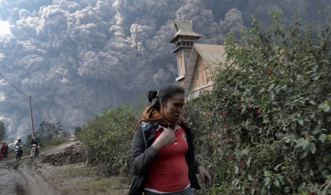 Мощное извержение Синабунга (10 фото)