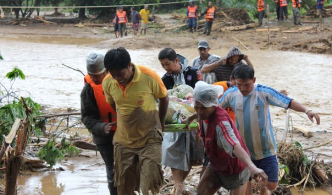 Наводнения и оползни в Таиланде (28 фото)