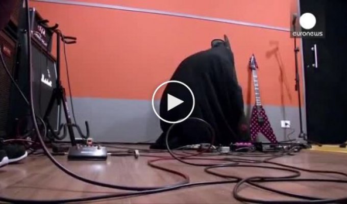 Бразильская мусульманка в парандже исполняет хэви-метал (11 фото + видео)