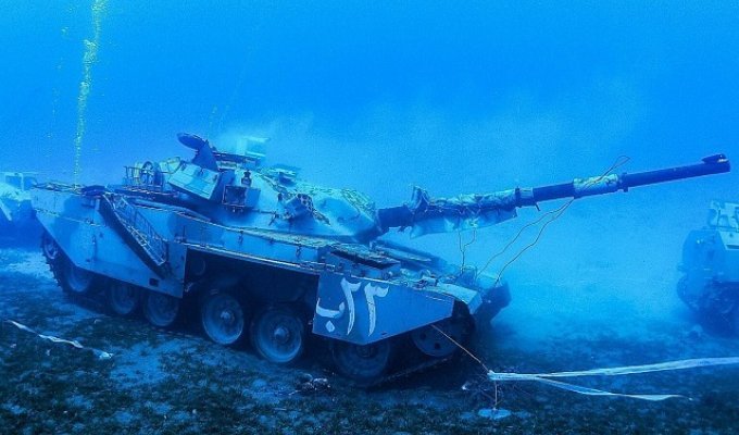 В Иораднии открыли подводный музей военной техники (7 фото)