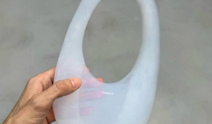 Coperni released a bag made of 99% air and only 1% glass (photo + video)