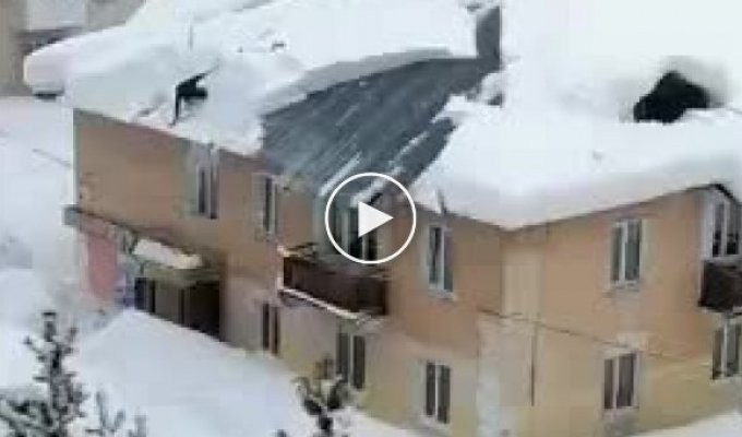 Чищення снігу на даху та недотримання техніки безпеки