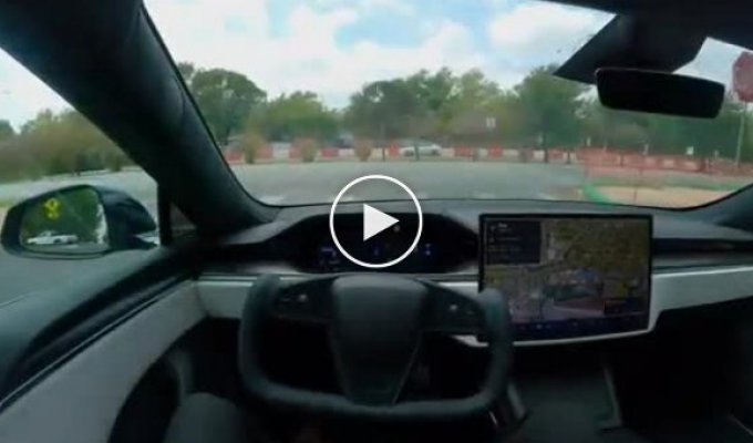 Как автопилот управляет Tesla