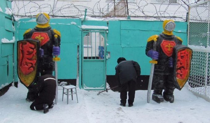 Снежные и ледяные скульптуры российских заключенных (8 фото)