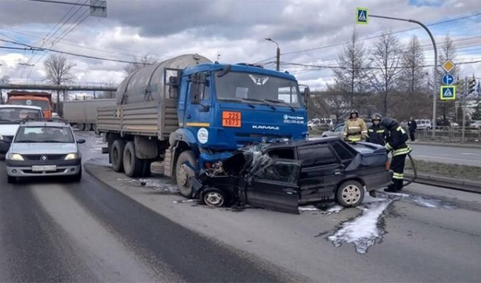 В Челябинске мужчина выжил после столкновения с КамАЗом (3 фото + 1 видео)