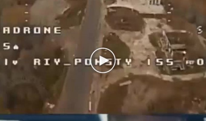 Российская армейская машина пытается уйти от украинского FPV-дрона, но попадает в гораздо худшую ситуацию